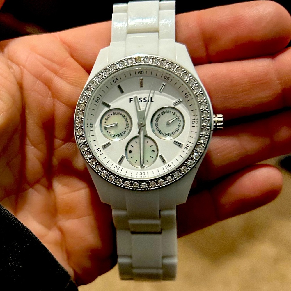 Never worn, beautiful, white fossil watch,